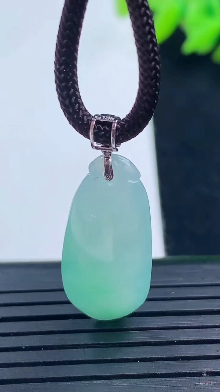 天然A货翡翠福瓜吊坠尺寸27-11.1-6.9重量:3.77g
3月16日