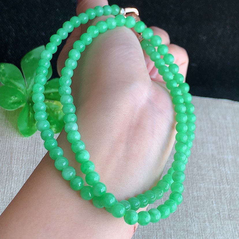 天然A货翡翠满绿圆珠项链毛衣链101颗 
尺寸5.5mm 重量35.75g 0314