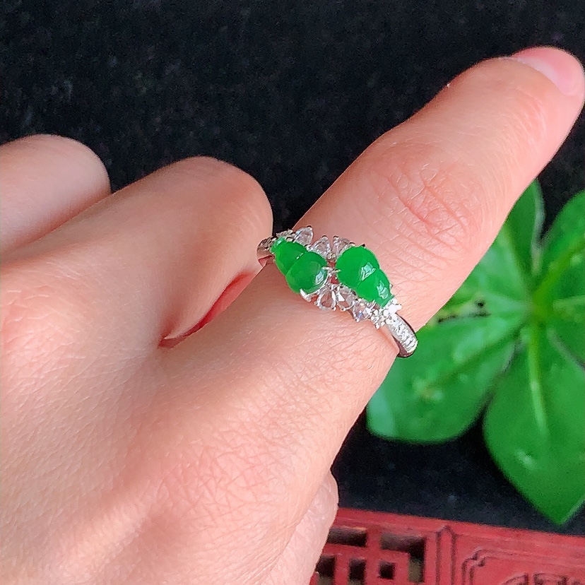 天然A货翡翠18K金伴钻镶嵌阳绿葫芦戒指 圈口17裸石
尺寸6.5-4mm 重量2.54g 0314