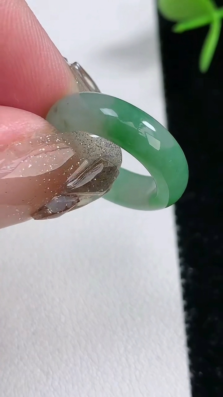 天然A货翡翠玉指环戒指，尺寸14.4-5.2-3，重量:2.77g2026年3月16日
工厂直销收藏佳品,种好水足，色泽均匀，有种有色，上手高大气！