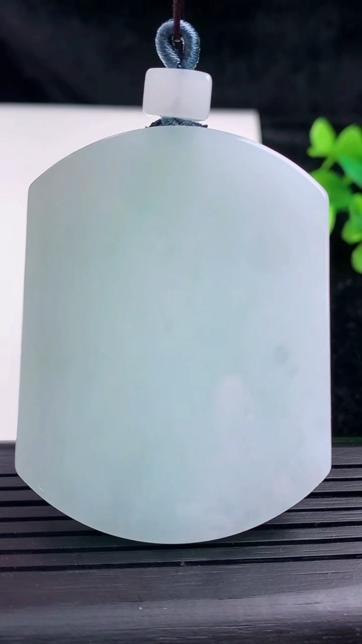 天然A货翡翠无事牌吊坠，尺寸55-42-5.5，重量:38.77g
3月16日