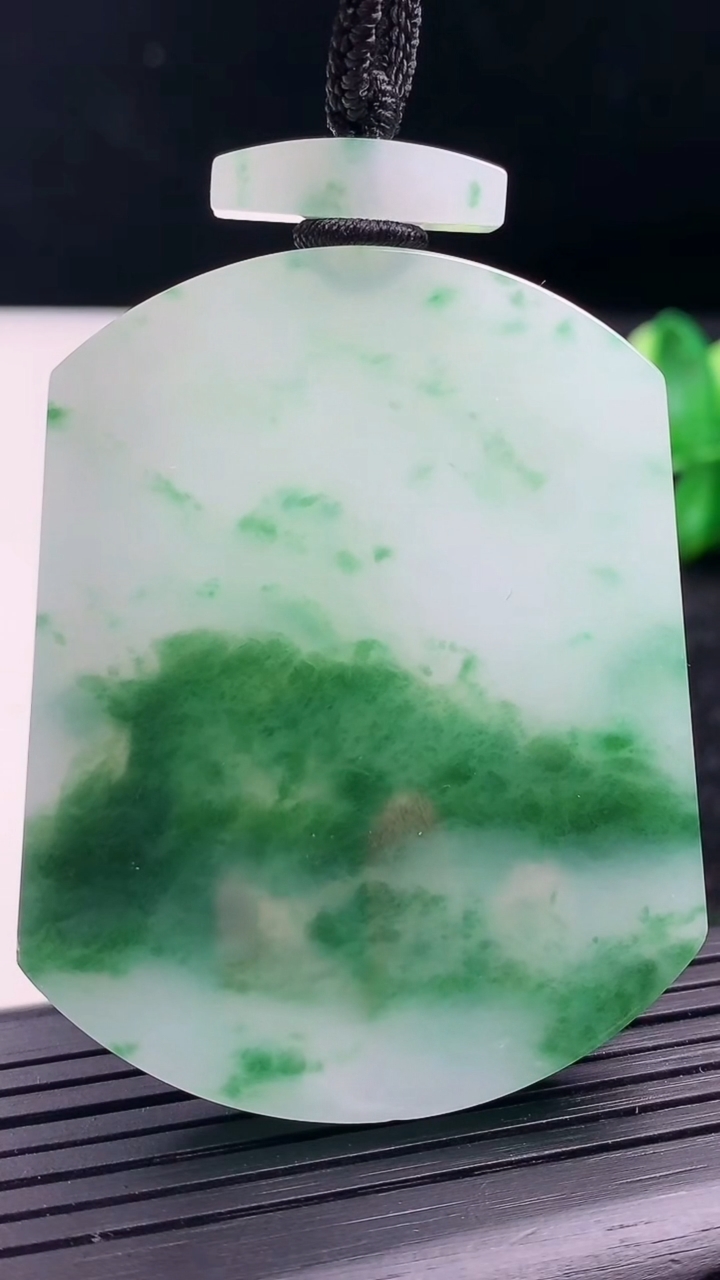 天然A货翡翠花无事牌吊坠尺寸54.6-44-5.9重量:49.59g
3月16日