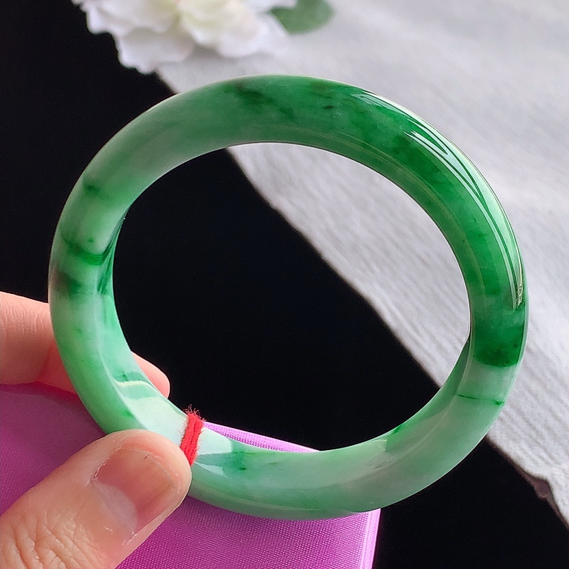 天然A货翡翠飘阳绿正装正圈手镯55-56圈口  
尺寸55.5-12-8.3mm 0315