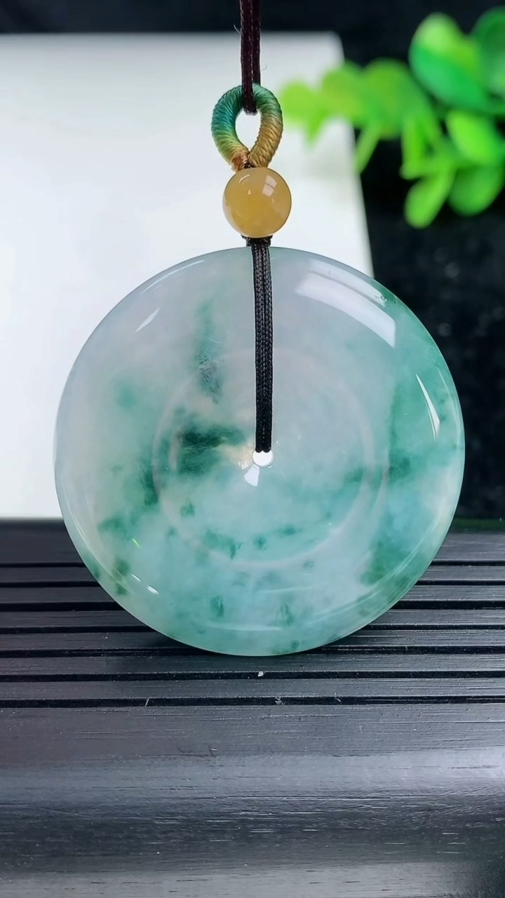 天然A货翡翠飘花平安扣吊坠，尺寸35-5.6，重量:16.10g
3月16日