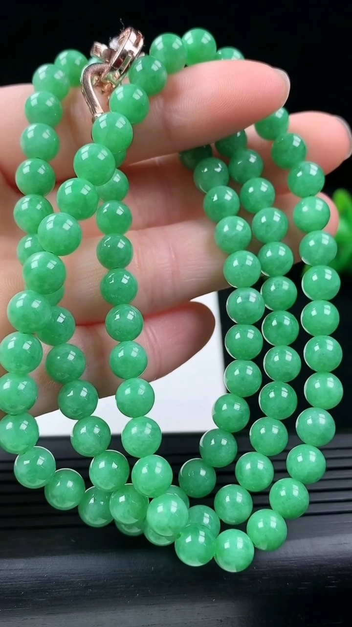 天然A货翡翠圆珠项链尺寸6-92颗重量:43.71g
3月16日