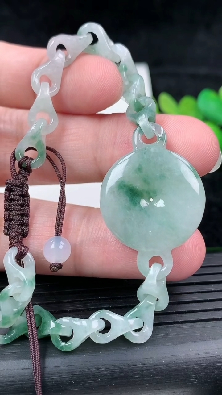 天然A货翡翠飘花平安扣手链，尺寸22.5-5.8，重量:13.90g
3月16日