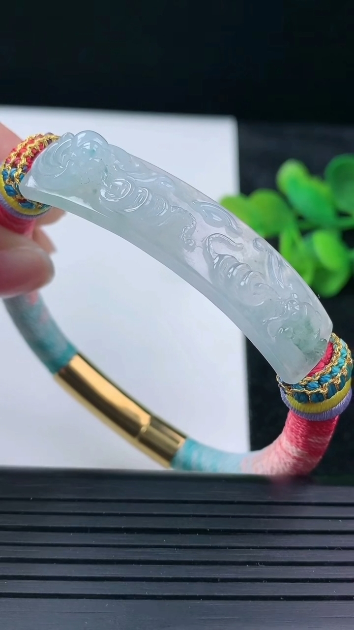 天然A货翡翠冰种飘花蝙蝠手牌尺寸47.6-12.6-73重量:39.70g
3月16日