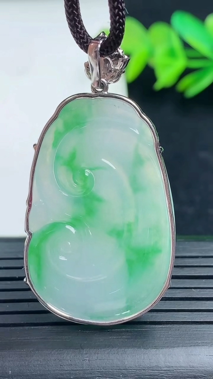 天然A货翡翠如意吊坠尺寸37.8-24-4.3重量:7.78g
3月16日