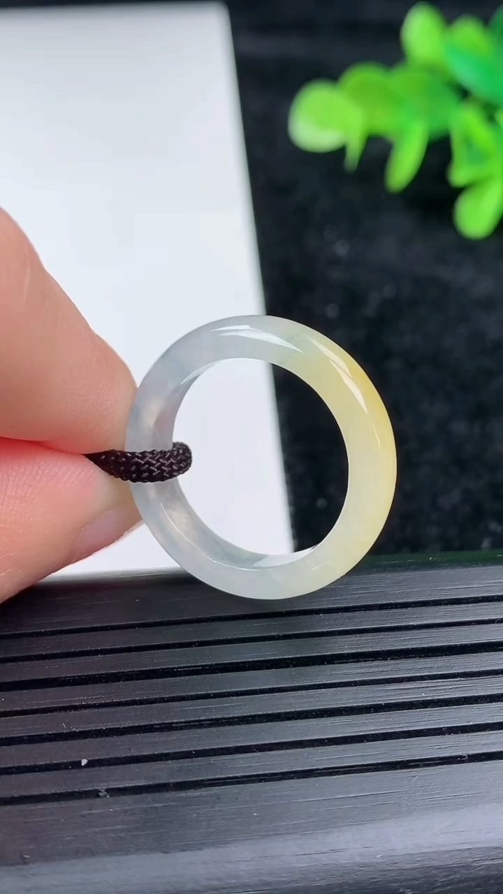 天然A货翡翠飘彩素面玉指环 戒指，尺寸18.3-5-3.3，重量:3.11g2026年3月16日
工