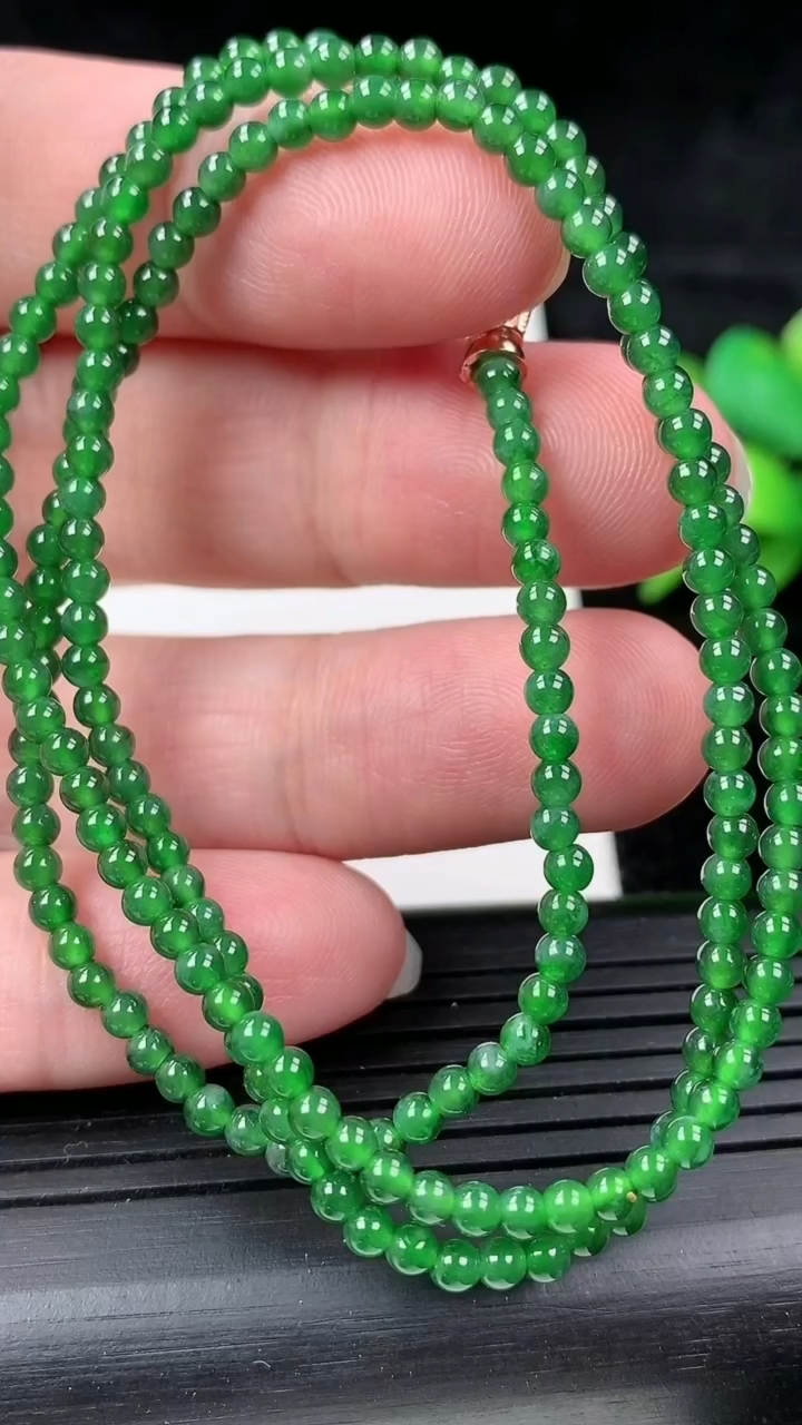 天然A货翡翠圆珠项链，尺寸4，重量:15.37g3月16日
工厂直销收藏佳品,种好水足，色泽均匀，有种有色，上手高大气！