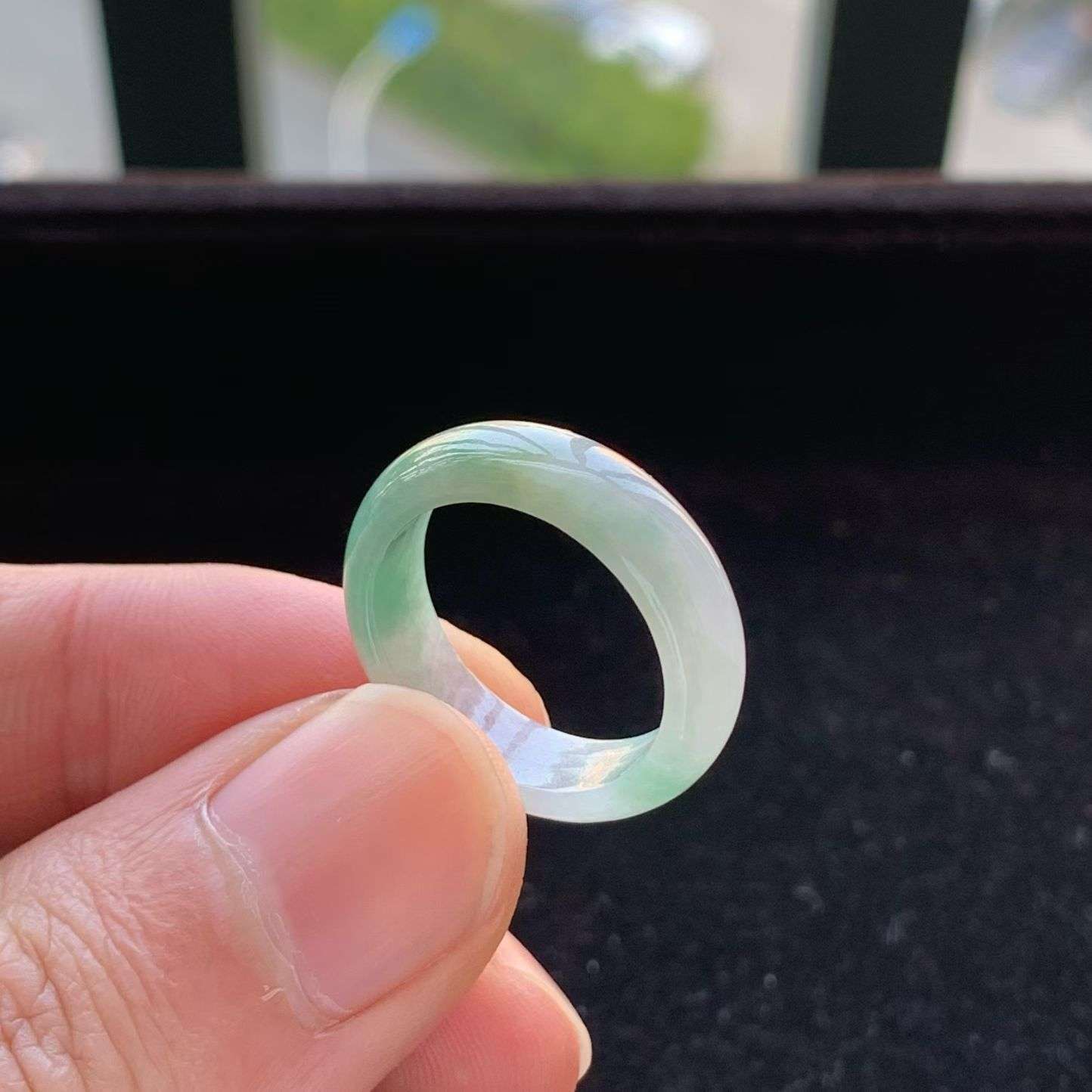 A货天然翡翠冰糯种飘绿戒指16号重量3.51
3月16日