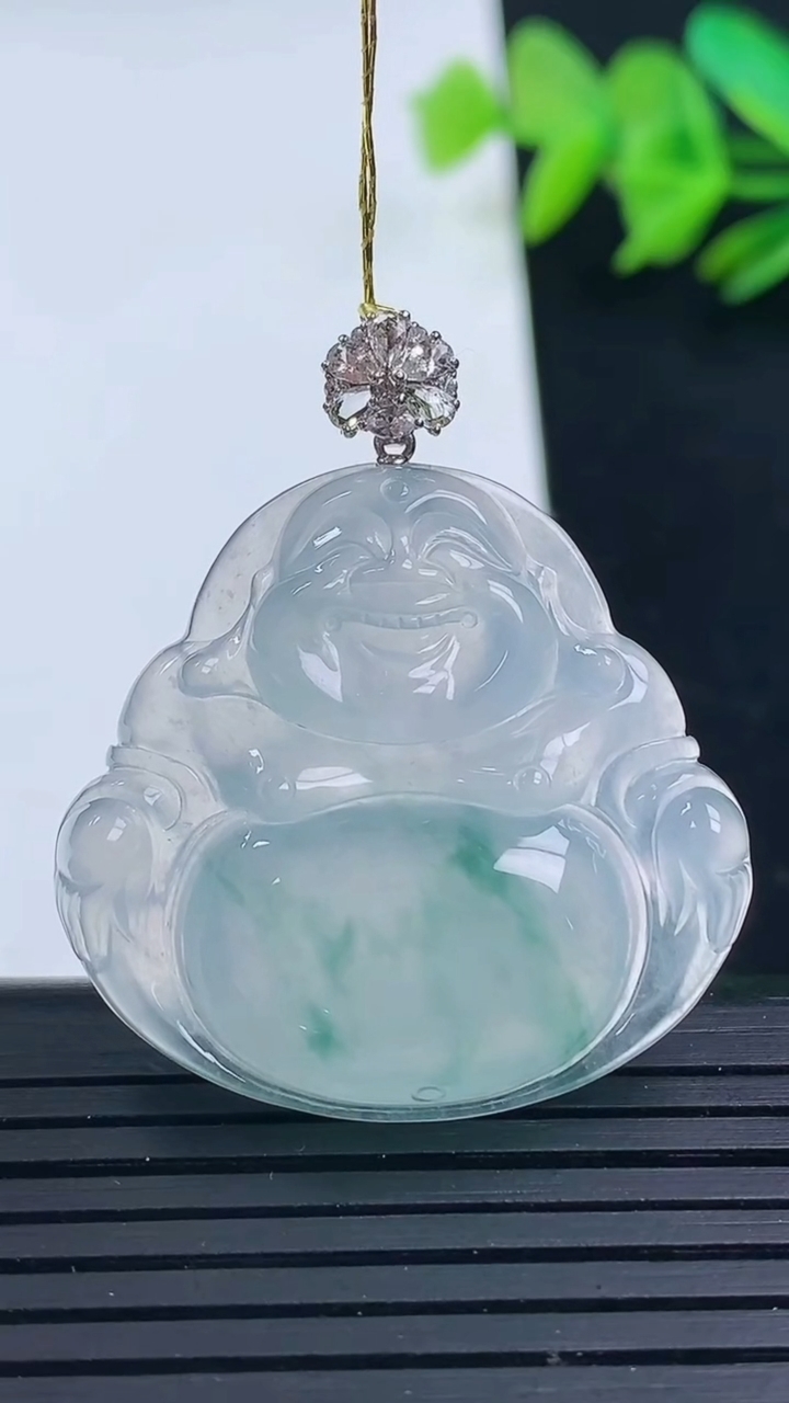 天然A货翡翠种飘花佛公吊坠尺寸30.7-32.4-5.8重量:9.56g
3月16日