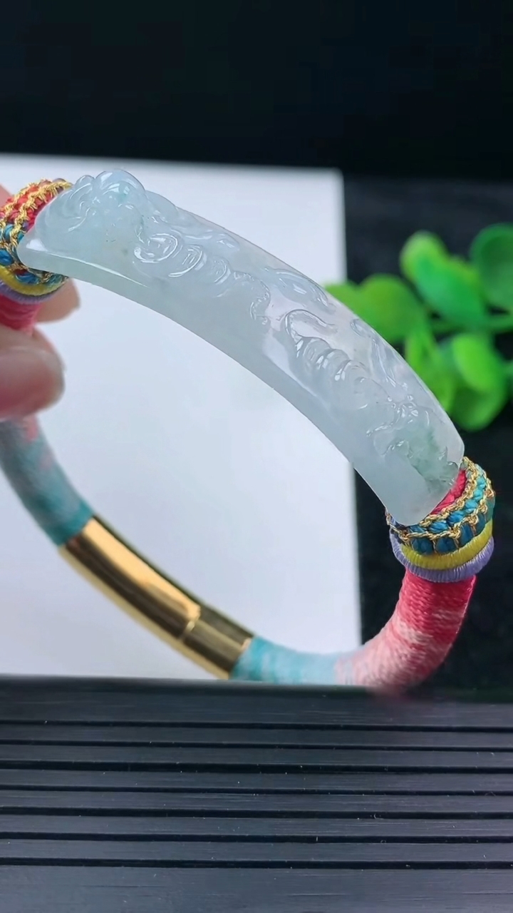 天然A货翡翠冰种飘花蝙蝠手牌尺寸47.6-12.6-73重量:39.70g
3月16日