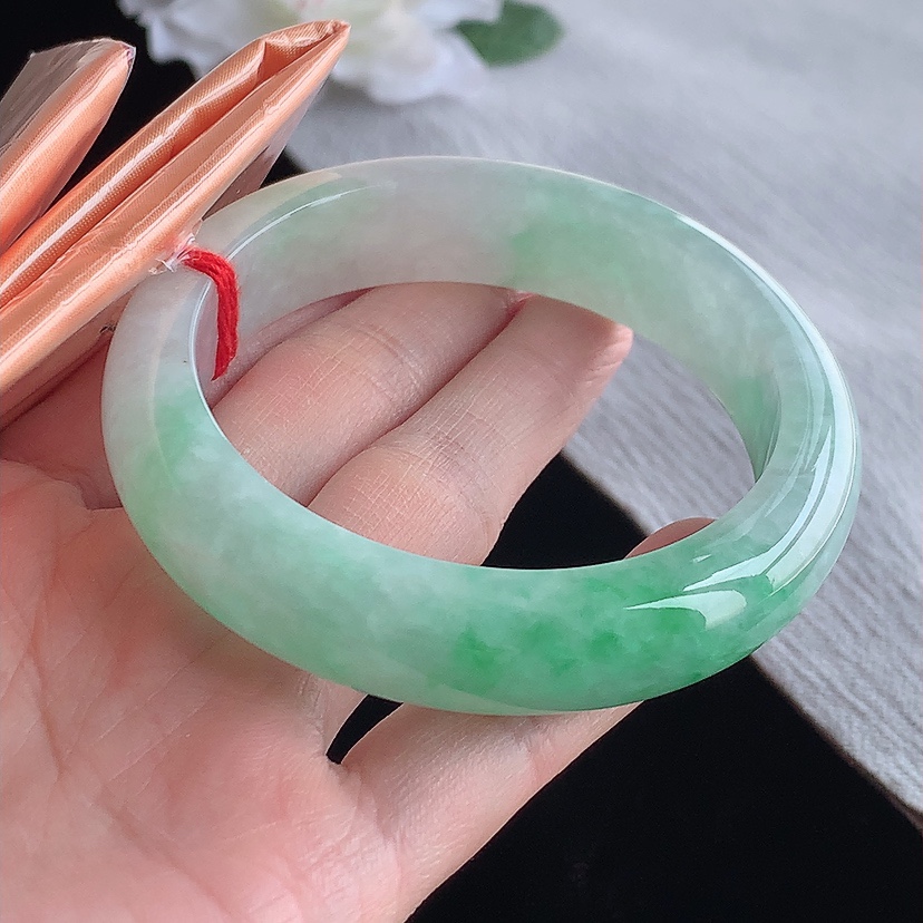 天然A货翡翠飘绿正装正圈手镯57-58圈口 
尺寸57.8-14-9mm 0315