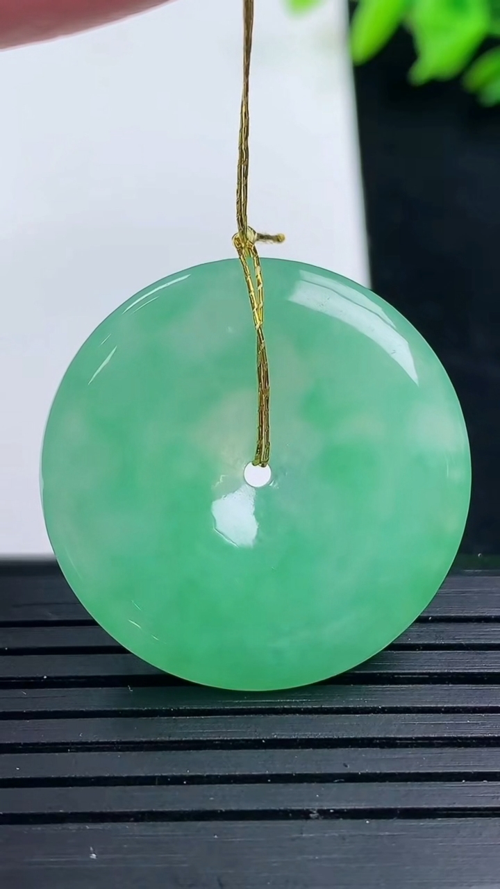 天然A货翡翠平安扣吊坠尺寸28.9-4.5重量:8.73g
3月16日