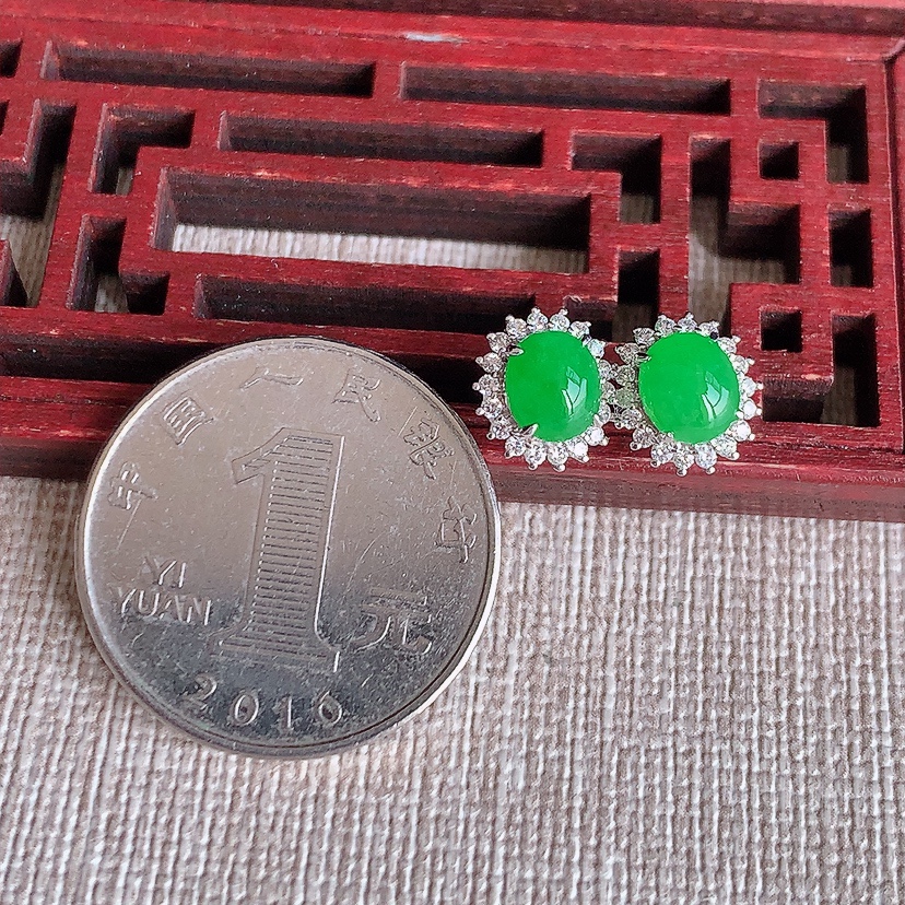 天然A货翡翠18K金伴钻镶嵌阳绿蛋面耳钉 
尺寸6-5.3mm 重量2.05g 0315