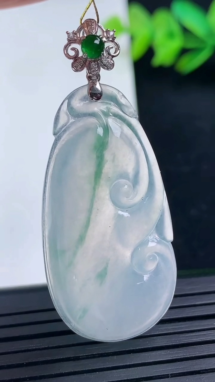 天然A货翡翠种飘花如意吊坠尺寸41-20.3-5重量:8.38g
3月16日