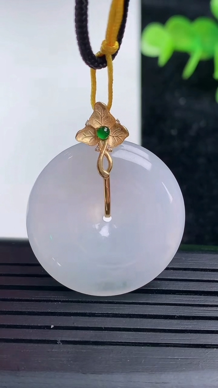 天然A货翡翠18k金紫罗兰平安扣吊坠，尺寸27.5-5，重量:8.96g
3月16日