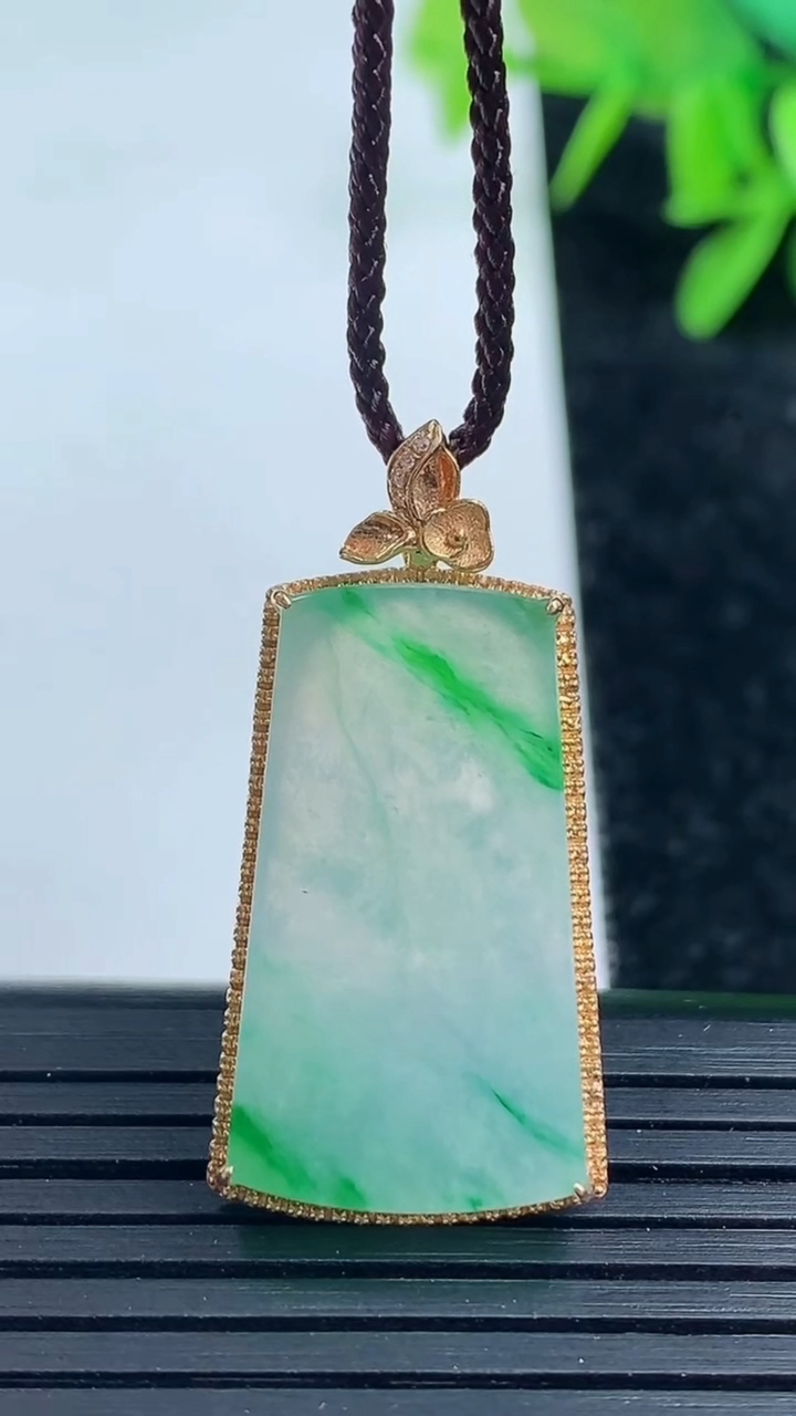 天然A货翡翠无事牌吊坠尺寸32.8-16.1-3.5裸石24.9-14.1重量:4.32g
3月16