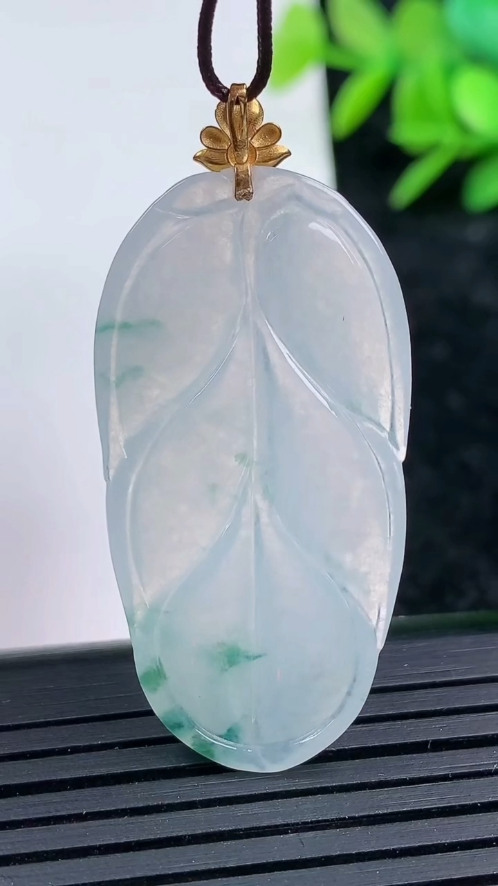 天然A货翡翠种飘花金枝玉叶 叶子吊坠，尺寸39-21-3.5，重量:5.82g
3月16日
