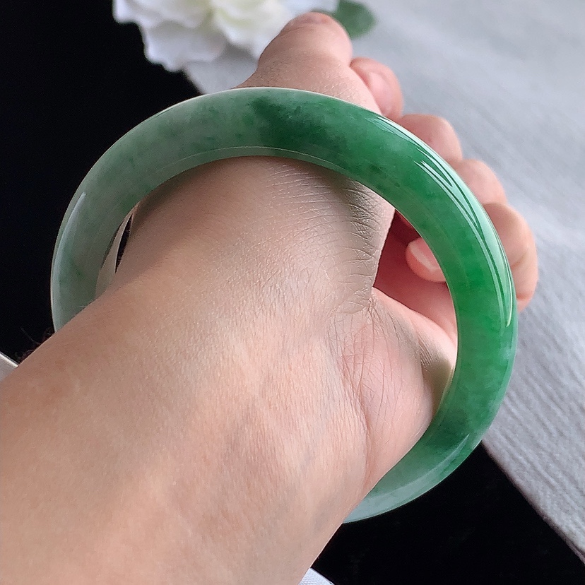 天然A货翡翠飘绿正装正圈手镯57-58圈口 
尺寸57.8-12.3-8.8mm 0315
