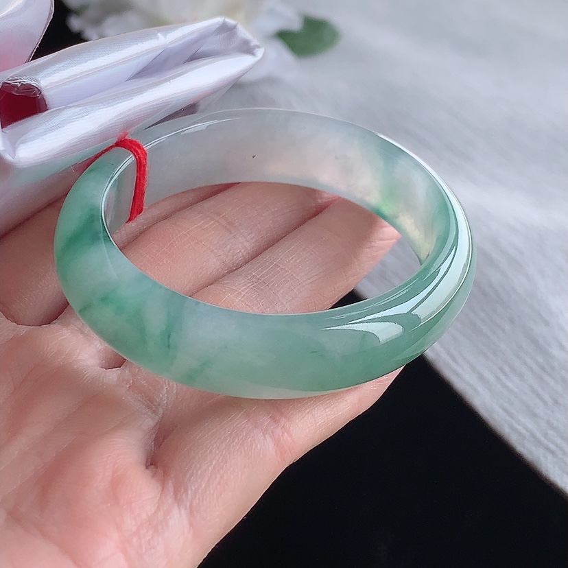 天然A货翡翠飘花贵妃手镯51-52小圈口 
尺寸 51.8-45.5-13-7mm 0315