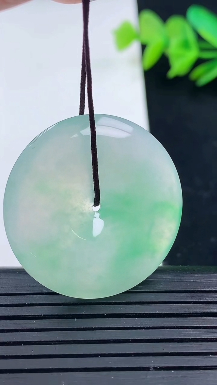 天然A货翡翠平安扣吊坠尺寸31.7-5.3重量:11.41g
3月16日