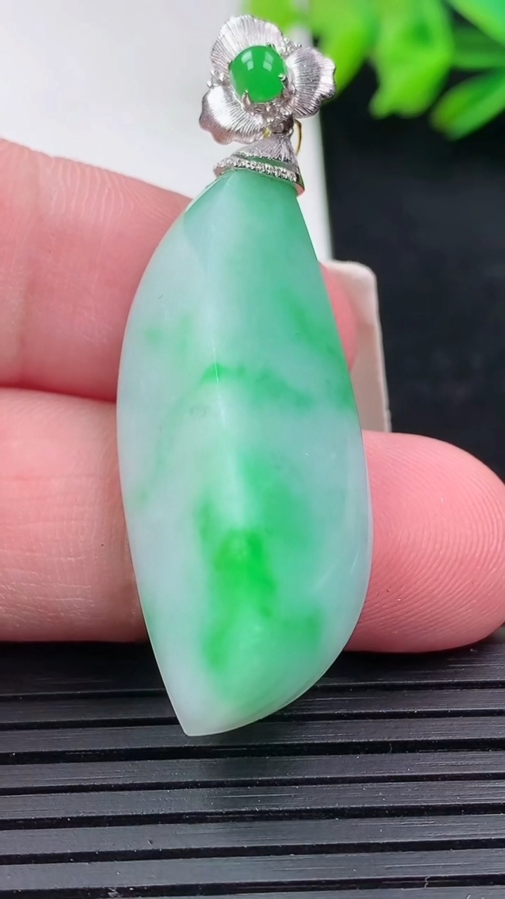 天然A货翡翠随形吊坠尺寸42.5-16.5-12.3重量:12.78g
3月16日