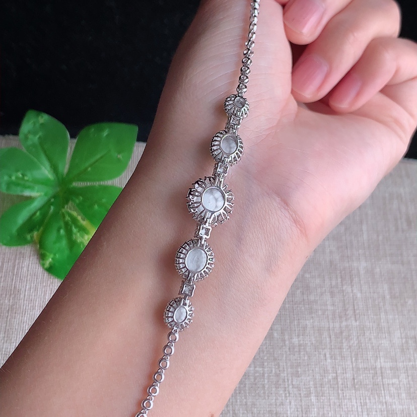 天然A货翡翠18K金伴钻镶嵌阳绿蛋面手链 
尺寸8-7.6-6.5mm 重量7.56g 0308