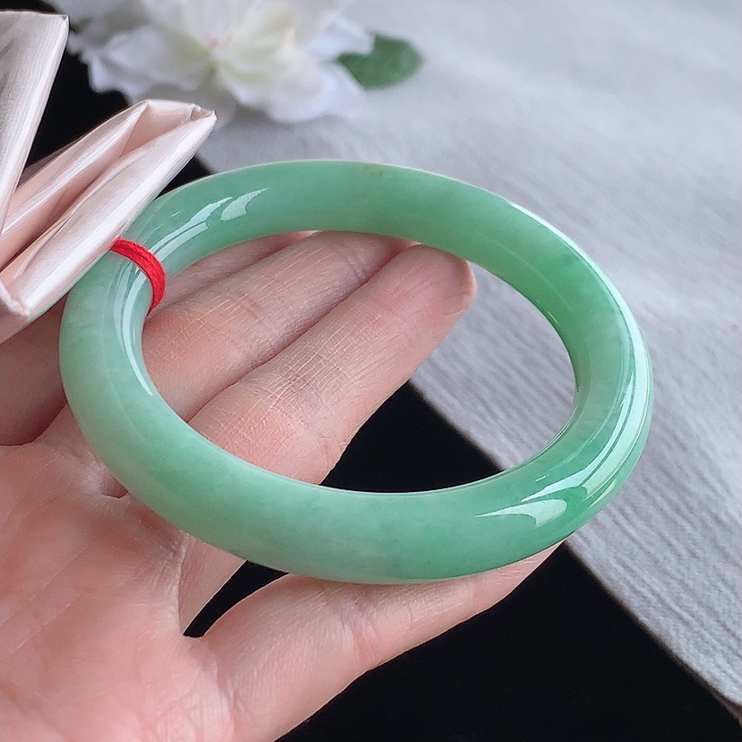 天然A货翡翠满绿圆条手镯54-55圈口  
尺寸54.8-10mm 0315