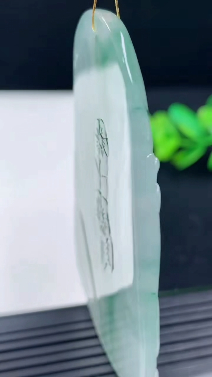 天然A货翡翠文殊菩萨吊坠尺寸70.3-42.3-4.6重量:36.60g
3月16日