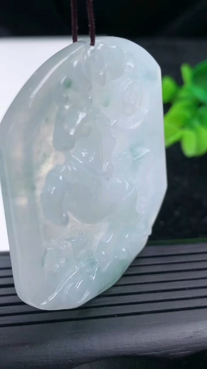 天然A货翡翠飘花生肖马吊坠尺寸54.1-47.2-5.1重量:26.34g
3月16日