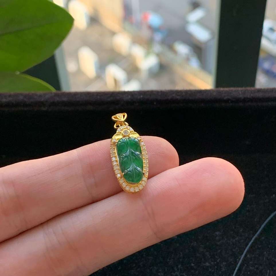 A货天然翡翠冰糯种满绿925银叶子吊坠重量1.42
3月16日