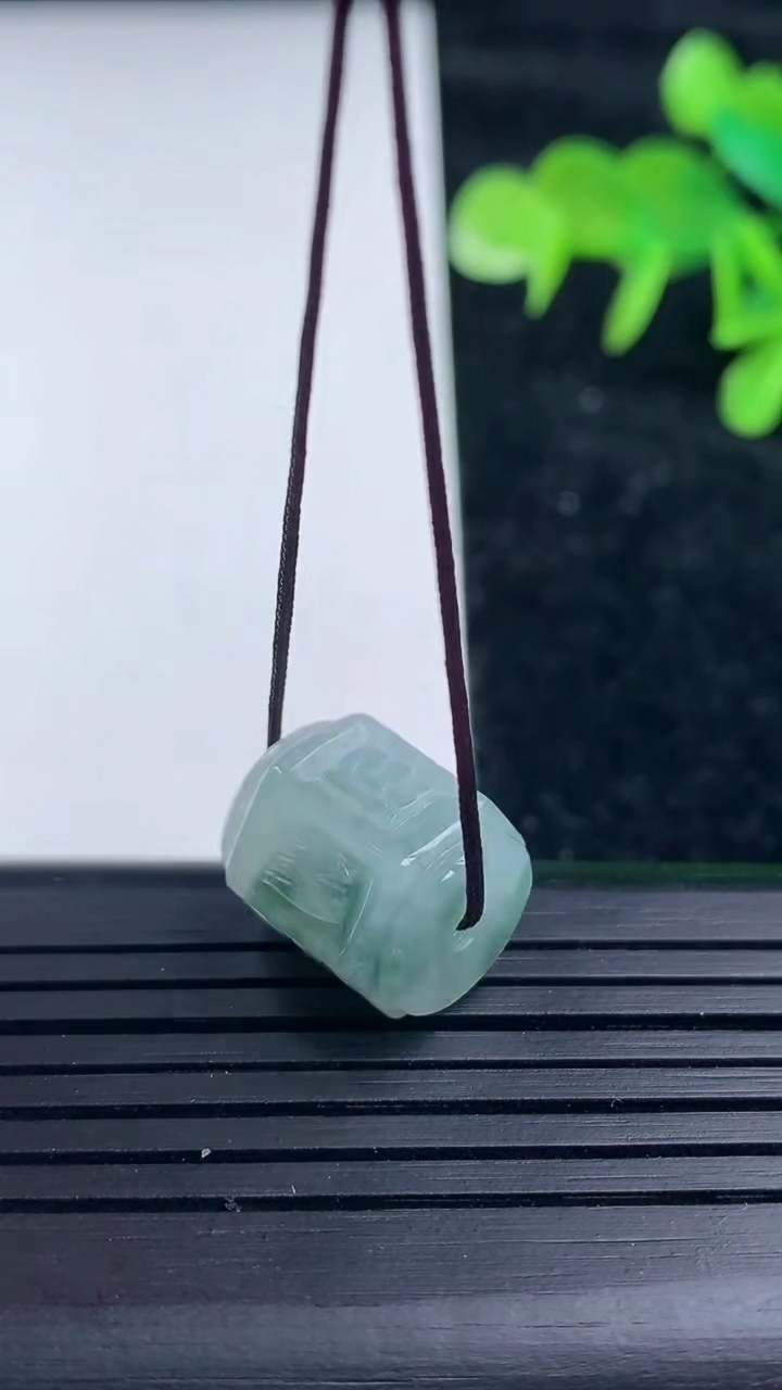 天然A货翡翠飘花六字真言路路通吊坠，尺寸14-13.6，重量:5.02g
3月16日