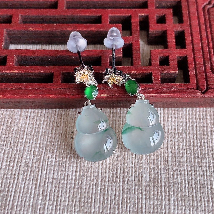 天然A货翡翠18K金镶嵌飘花葫芦耳坠 
尺寸12.2-9.6-4.8mm 重量3.53g 0315
