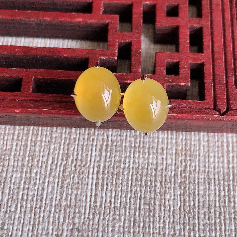 天然A货翡翠18K金镶嵌黄翡蛋面耳钉 
尺寸8.2-6.8mm 重量2.68g 0315