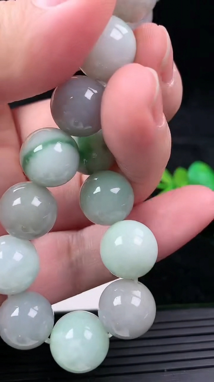 天然A货翡翠飘花圆珠手串，尺寸13.3，重量:59.79g3月16日
工厂直销收藏佳品,种好水足，色泽均匀，有种有色，上手高大气！