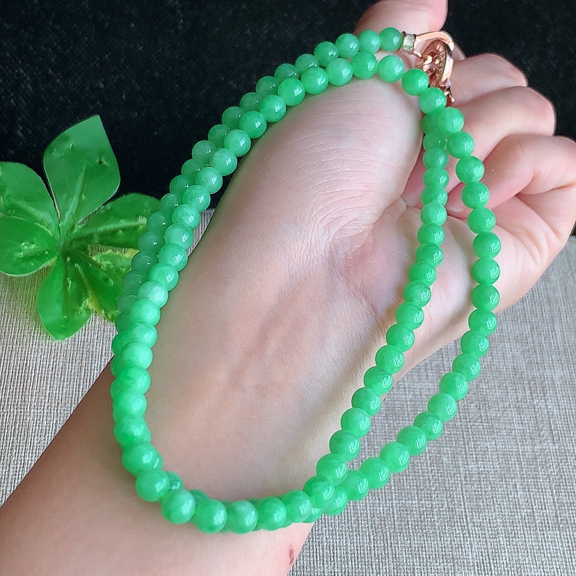天然A货翡翠满绿圆珠项链毛衣链101颗 
尺寸5.5mm 重量35.75g 0314