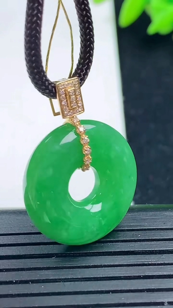 天然A货翡翠平安扣吊坠尺寸20.3-5.7重量:5.52g
3月16日