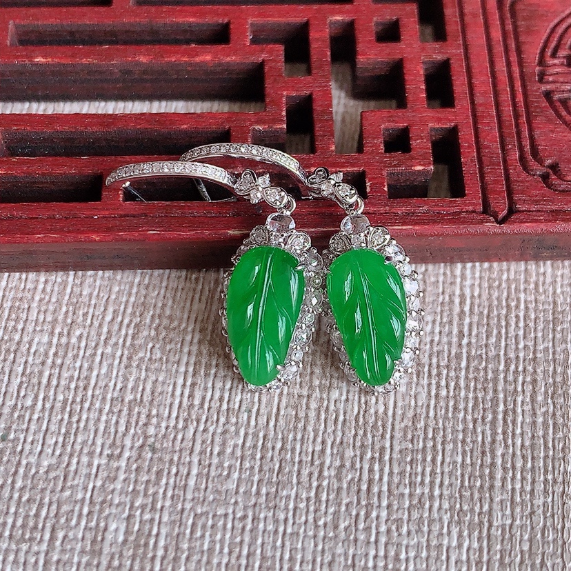 天然A货翡翠18K金伴钻镶嵌阳绿叶子金枝玉叶耳坠 
尺寸11.3-6-6.3mm 重量4.06g 0