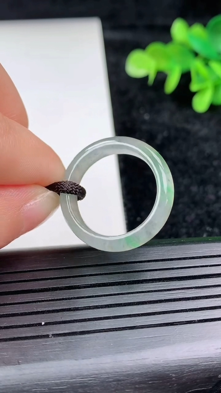 天然A货翡翠飘花玉指环 戒指，尺寸19.2-5.5-3.5，重量:3.43g2026年3月16日
工厂直销收藏佳品,种好水足，色泽均匀，有种有色，上手高大气！