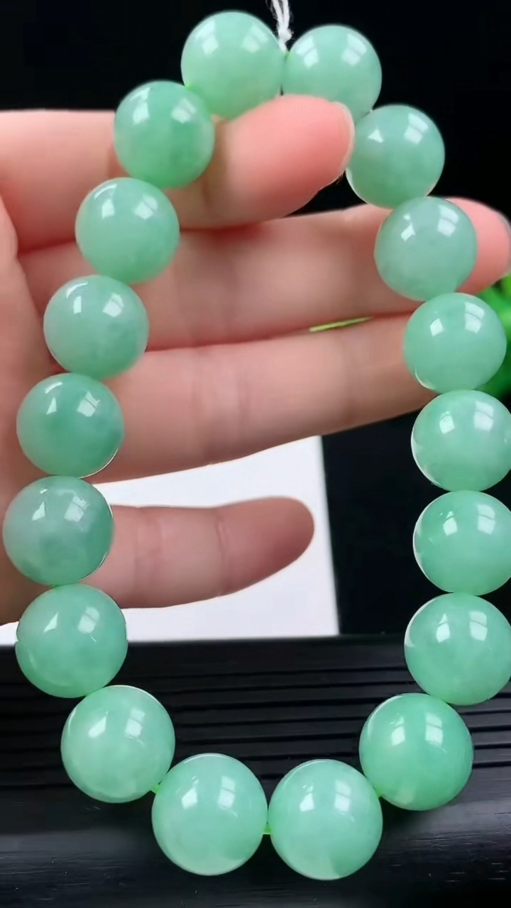 天然A货翡翠圆珠手串尺寸11.8-18颗重量:51.68g3月16日
工厂直销收藏佳品,种好水足，色泽均匀，有种有色，上手高大气！
