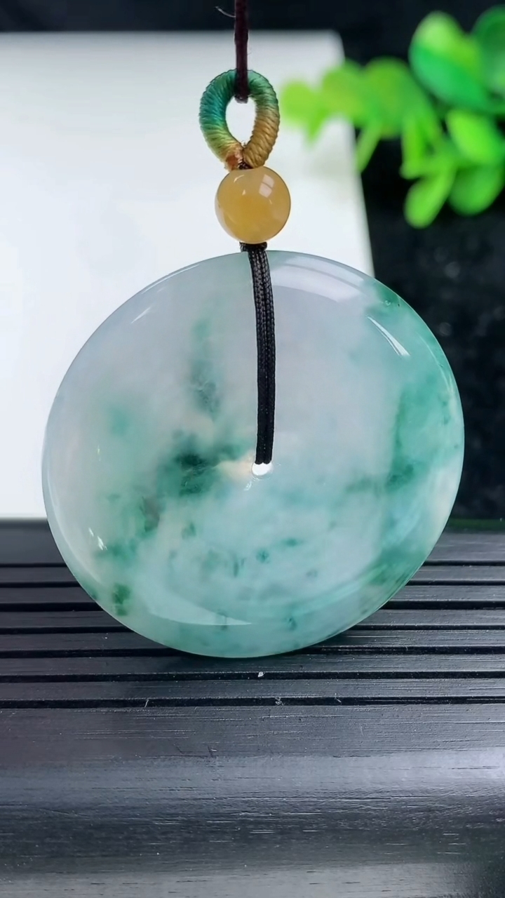 天然A货翡翠飘花平安扣吊坠，尺寸35-5.6，重量:16.10g
3月16日