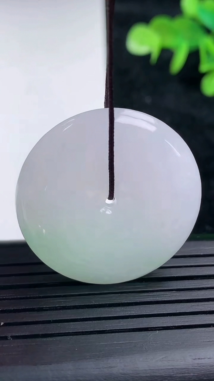 天然A货翡翠平安扣吊坠，尺寸33-6.2，重量:14.36g
3月16日