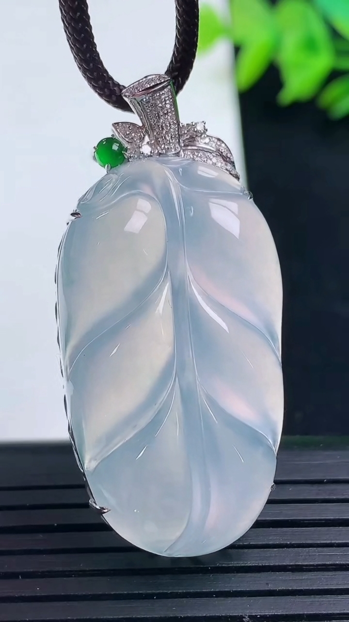 天然A货翡翠种紫罗兰金枝玉叶 叶子吊坠尺寸43.9-20.7-9.1重量:10.08g
3月16日