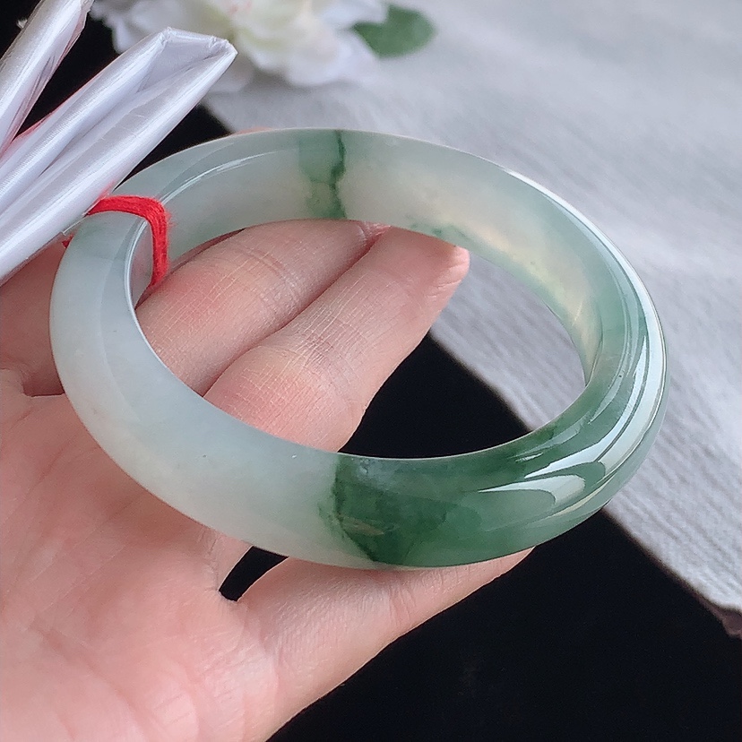天然A货翡翠飘花厚装正装正圈手镯57-58圈口  
尺寸57.8-12.2-9.2mm 0315