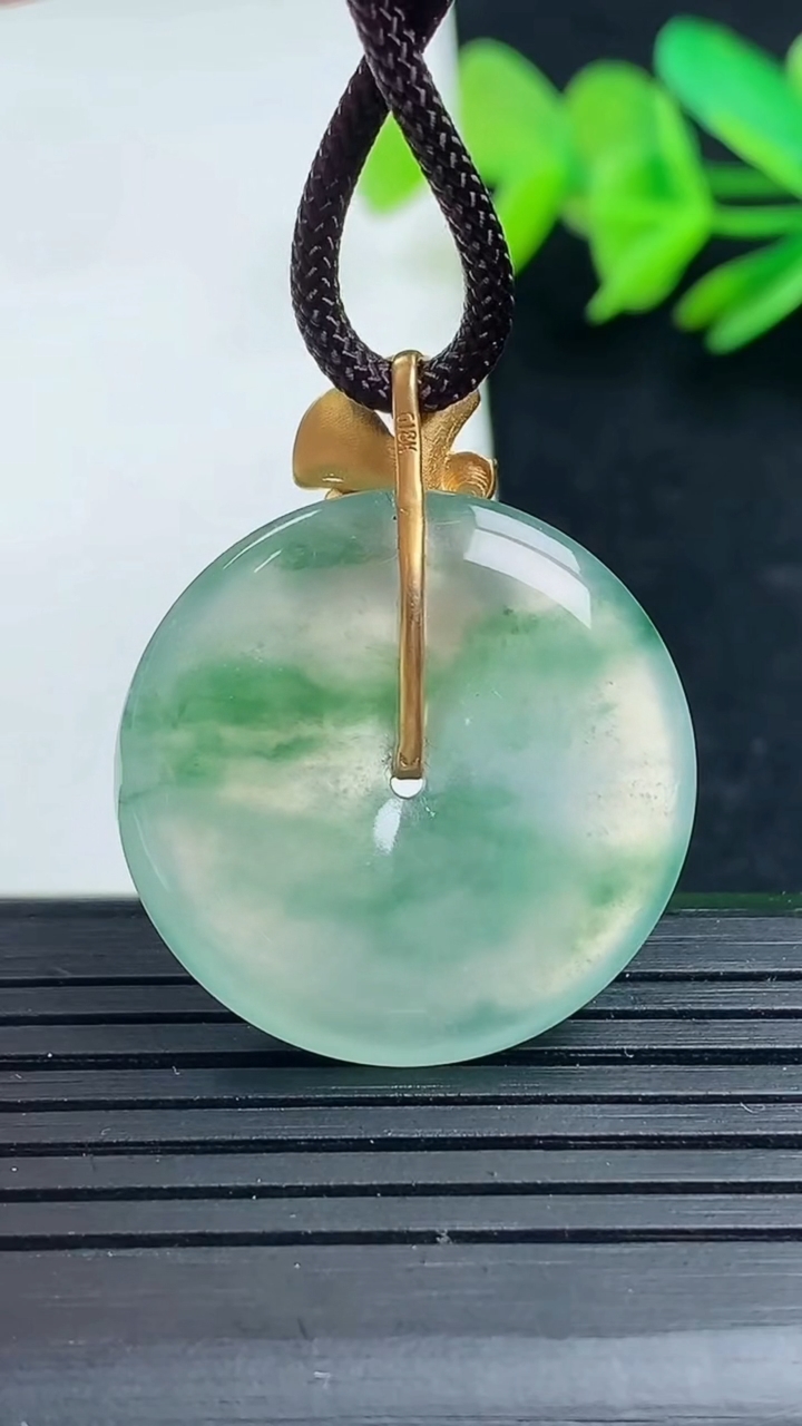 天然A货翡翠种飘花平安扣吊坠尺寸26-4.6重量:6.76g
3月16日