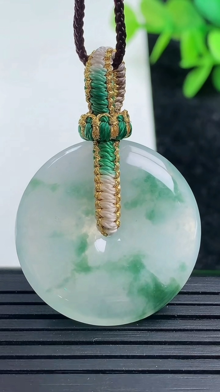 天然A货翡翠冰种飘花平安扣吊坠尺寸28.9-5.1重量:9.86g
3月16日