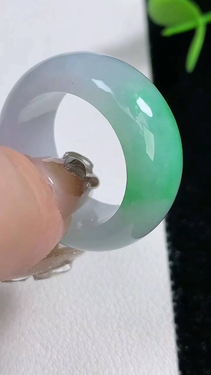 天然A货翡翠素面玉指环板指，尺寸20.3-11.5-5，重量:12.63g2026年3月16日
工厂直销收藏佳品,种好水足，色泽均匀，有种有色，上手高大气！