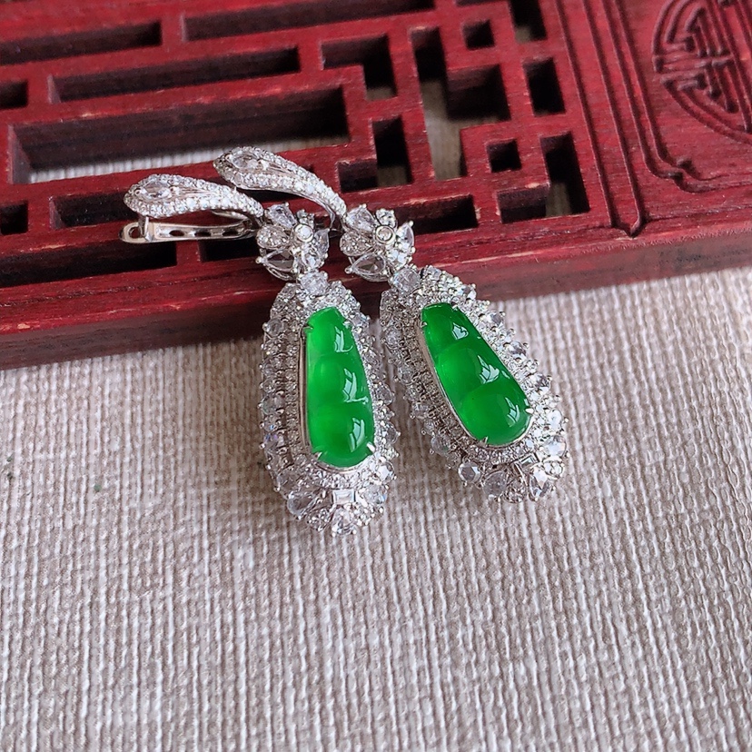 天然A货翡翠18K金伴钻镶嵌阳绿四季豆福豆平安豆耳坠 
尺寸10-4.3-9.4mm 重量6.35g 0314